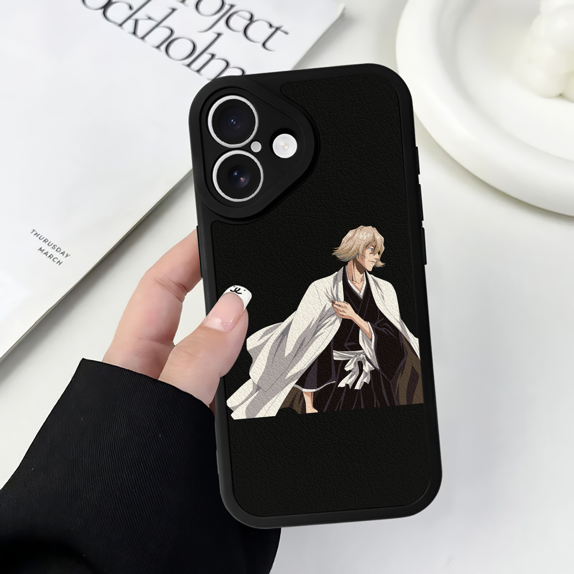 （画像用） "ブリーチ 浦原 喜助（うらはら きすけ） BLEACH Urahara Kisuke " 【iPhone 16シリーズ対応】シリコンスマホケース（レザー調） 材質：シリコン